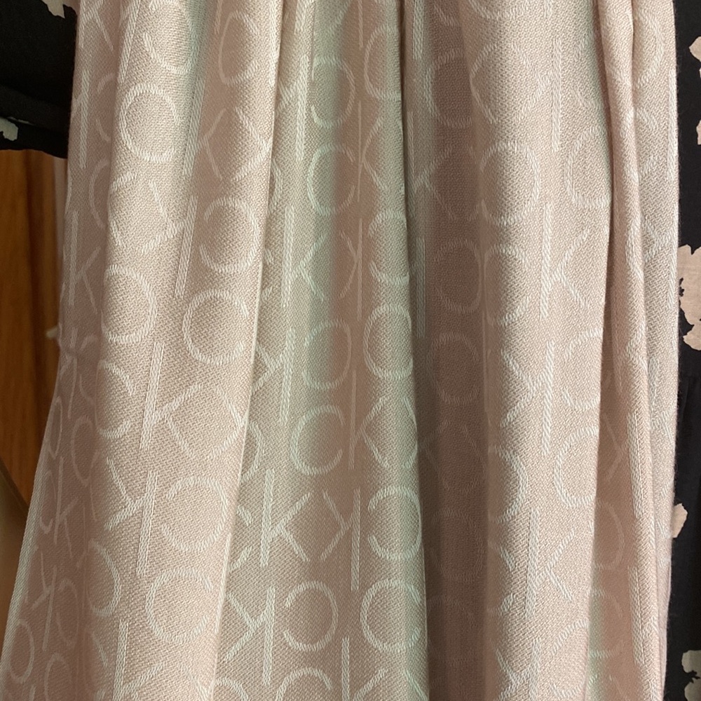 Large Calvin Klein Heathered Almond scarf with frayed edges and hoop for designs - Picture 3 of 14